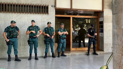 Agentes de la Guardia Civil y la Policía, el lunes en Palma, durante una operación contra el blanqueo.