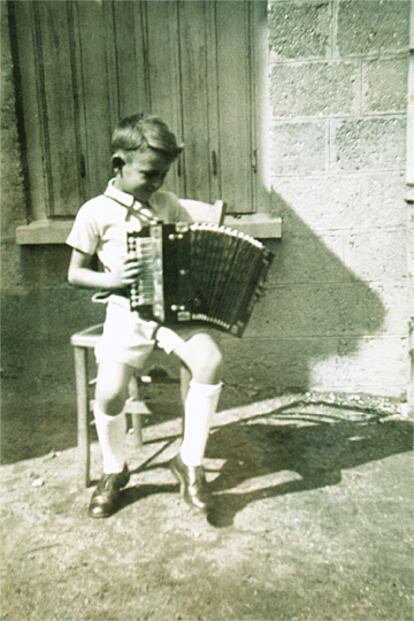 Uderzo, de niño, tocando el acordeón. Hijo de un 'luthier', aprendió música junto a sus hermanos, siguiendo la tradición familiar.