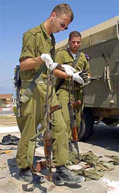 Soldados israelíes exhiben armas palestinas tras el ataque de Gaza.