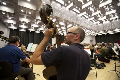 M&uacute;sicos de la orquesta del Liceo ayer, en el primer ensayo tras el ERE