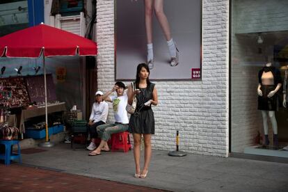 Aproximadamente un 20% de las surcoreanas se han sometido al bisturí para modificar su aspecto. En la imagen, el barrio comercial de Apgujeong-dong.