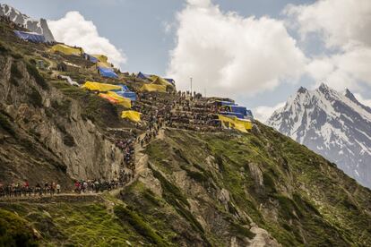 A pie y a caballo, el primer grupo de cerca de 5.000 yatris, como se conocen a estos peregrinos, partieron de los campamentos base de Baltal y Pahalgam para iniciar la ruta de 45 días de recorrido religioso que terminará el próximo 15 de agosto.