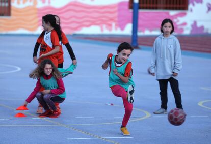 El equipo femenino de benjamines de Alacrán 1997 practicando el tiro a portería. 