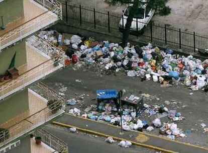 Montañas de desperdicios se apilan junto a las viviendas, ayer en una calle del suburbio napolitano de Pianura.