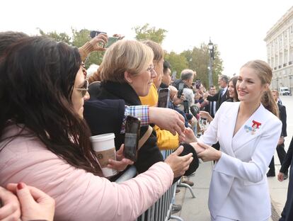 La Princesa Leonor saluda a los ciudadanos para darles las gracias por su apoyo, este martes en la Plaza de Oriente de Madrid.