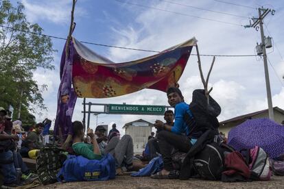 Migrantes centro-americanos diante da fronteira de El Ceibo.