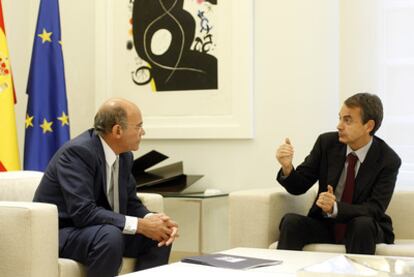 Zapatero, con el presidente de la CEOE, Gerardo Díaz Ferrán, ayer en La Moncloa.