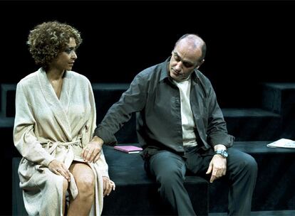 Vicenta Ndongo y Francesc Orella, en <i>Traició,</i> de Harold Pinter, con dirección de Carles Alfaro.