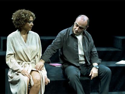 Vicenta Ndongo y Francesc Orella, en <i>Traició,</i> de Harold Pinter, con dirección de Carles Alfaro.