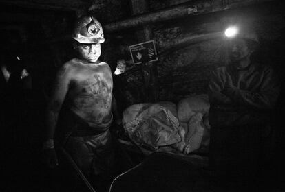 En el interior de la mina hay mucha humedad y las temperaturas son altas.