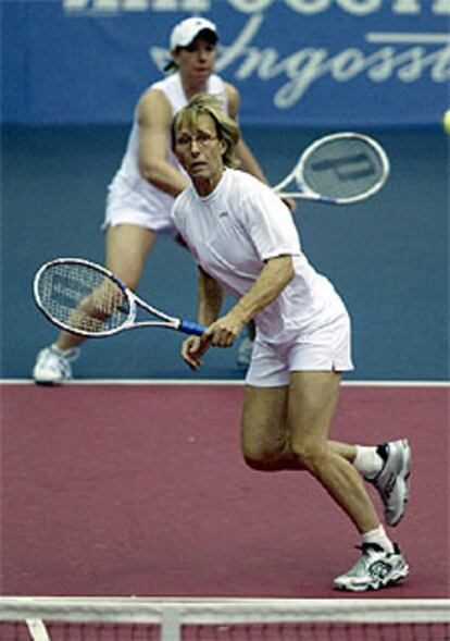 Navratilova, en la red, con Raymond detrás, ante Bélgica.