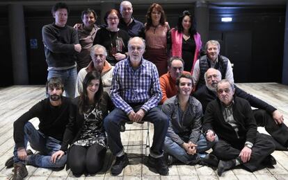El equipo que ensaya 'La gaviota' posa en un descanso de los ensayos.
