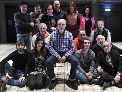 El equipo que ensaya 'La gaviota' posa en un descanso de los ensayos. 