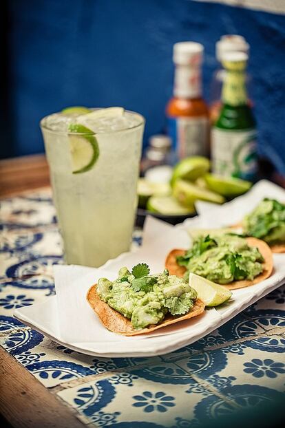 <p><i>Ingredientes</i></p><p> Para 4 personas: 440 g de pescado blanco laminado, 60 ml de zumo de limón. Para la salsa: 240 g de aguacate, 40 g de cilantro, chile verde, sal. Para servir: tostadas de maíz bien crujientes.</p><p><i> Preparación</i></p><p> 1. El pescado debe laminarse finamente y dejarlo marinar en el jugo de limón durante 10 minutos. 2. Hacer la salsa verde batiendo todos los ingredientes (debe quedar espesa). 3. Escurrir el limón del pescado y mezclar con la salsa; dejar reposar 5 minutos y después servir sobre las tostadas crujientes de maíz.</p>