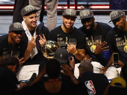 Iguodala, Thompson, Curry, Green y Durant con el título.