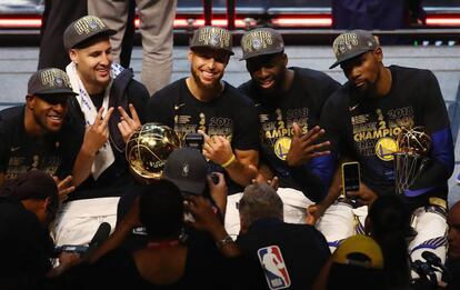 Iguodala, Thompson, Curry, Green y Durant con el título.