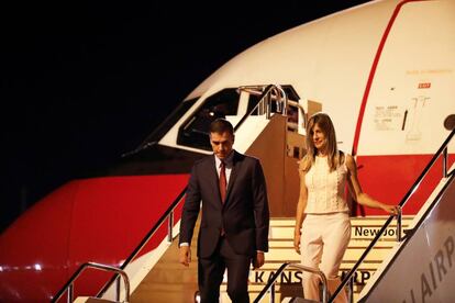 Pedro Sánchez baja del avión en Japón con su esposa, Begoña Gómez.