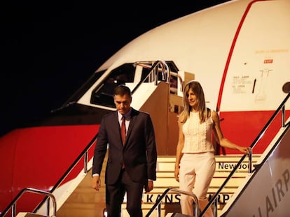 Pedro Sánchez baja del avión en Japón con su esposa, Begoña Gómez.