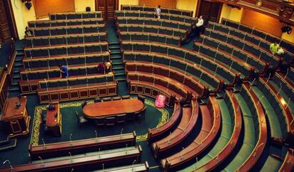 Trabajadores limpian el parlamento vacío de El Cairo, Egipto.