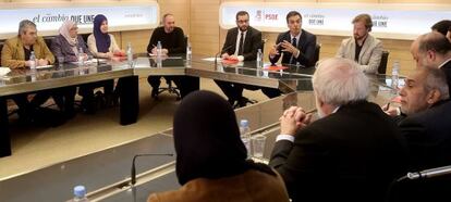 Pedro S&aacute;nchez en la sede socialista de Ferraz durante la reuni&oacute;n con representantes de la comunidad isl&aacute;mica en Espa&ntilde;a.