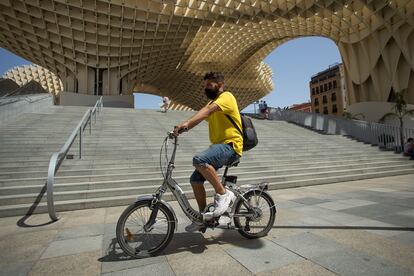 Álvaro José Muñoz, 26 años. Usa la bici por su trabajo como mensajero. Los patinetes están prohibidos por muchos lugares, pero las bicicletas eléctricas no.