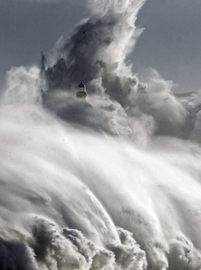 Una ola rompe frente a la isla de Mouro en la bocana del puerto de Santander.