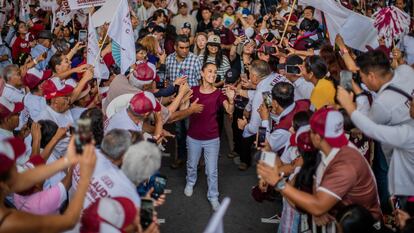 Claudia Sheinbaum camina entre simpatizantes en un evento de campaña, el 11 de mayo en el Estado de México.