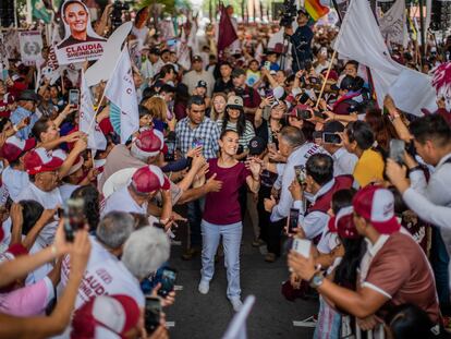 Claudia Sheinbaum camina entre simpatizantes en un evento de campaña, el 11 de mayo en el Estado de México.