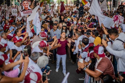 Claudia Sheinbaum camina entre simpatizantes en un evento de campaña, el 11 de mayo en el Estado de México.