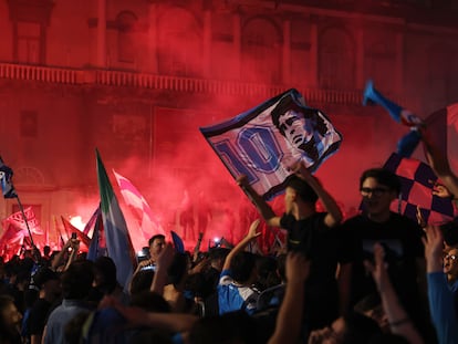 Aficionados del Nápoles celebran la consecución del 'scudetto' en las calles de la ciudad.