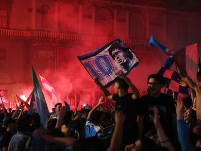 Aficionados del Nápoles celebran la consecución del 'scudetto' en las calles de la ciudad.