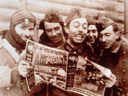 Members of the Blue Division read an issue of ‘Marca’ sports newspaper. The image is taken from the 2000 documentary ‘Extranjeros de sí mismos.’