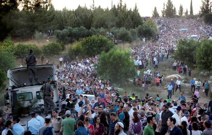 Miles de personas asisten al funeral de los tres adolescentes asesinados, en (Israel).