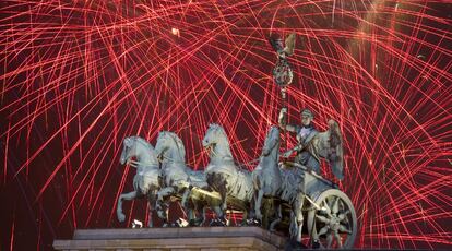 Fuegos artificiales sobre la cuádriga de la Puerta de Brandenburgo, en Berlín, para saludar el nuevo año.