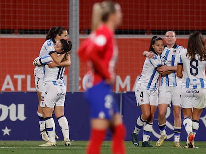 Amaiur Sarriegi (i) celebra su gol frente al Atlético con sus compañeras.