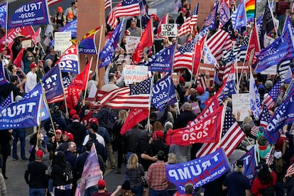 Trumpistas protestam em Phoenix (Arizona), nesta segunda.