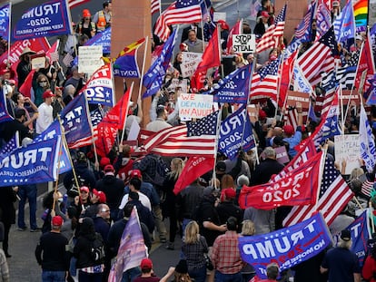 Trumpistas protestam em Phoenix (Arizona), nesta segunda.