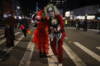 Personas asisten al desfile de Halloween en Manhattan, Nueva York, el 31 de octubre de 2021.