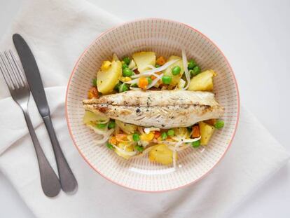 Caballa a la plancha con ensalada de patata Comidista