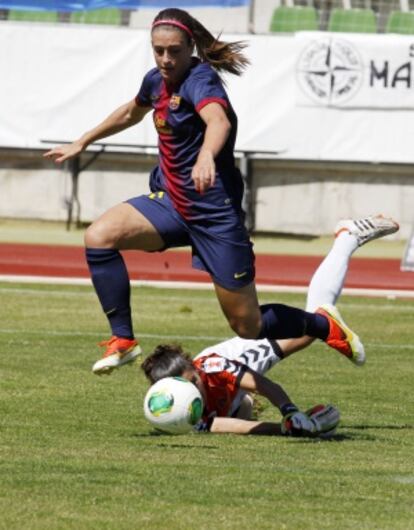 Alexia Putellas se marcha de la portera del Prainsa Zaragoza.