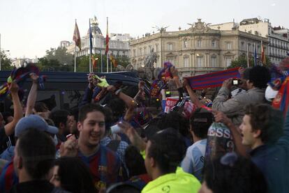 Un centenar de hinchas del Barcelona ocuparon la Cibeles con sus bufandas.