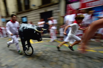 Niños corren durante el 'Encierro Txiki' durante las fiestas de San Fermín, en Pamplona.