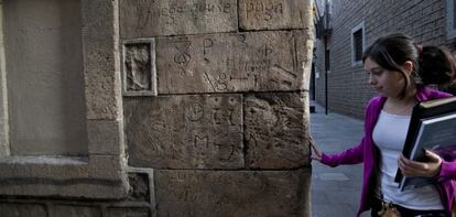 Imagen de los extra&ntilde;os signos en la barcelonesa calle del Carme.