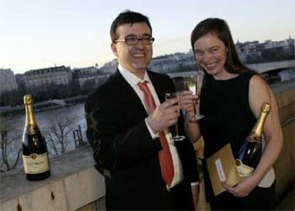 Javier Cercas brinda por el premio con su traductora, Anne McLean,  en Londres.