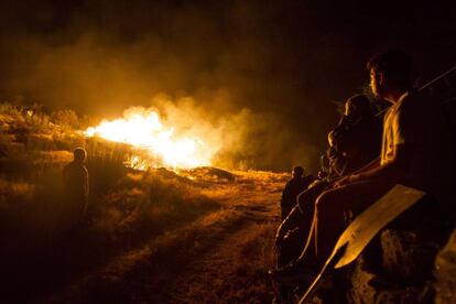 Un grupo de vecinos se enfrenta a las llamas del gran incendio de Cualedro en 2015 para evitar que el fuego alcance su aldea.