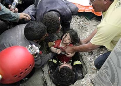 Unos bomberos valencianos rescatan a una niña de entre los escombros de su casa en la provincia de Bumerdés.

 / AP