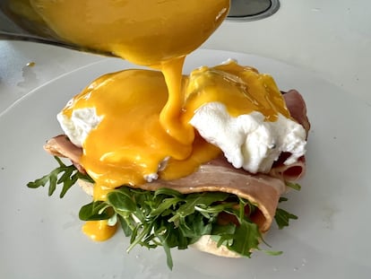 Los huevos Benedict se cubren con salsa holandesa.