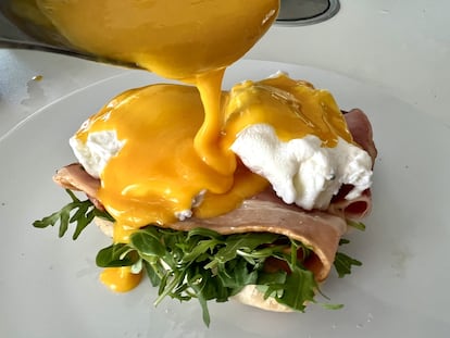 Los huevos Benedict se cubren con salsa holandesa.