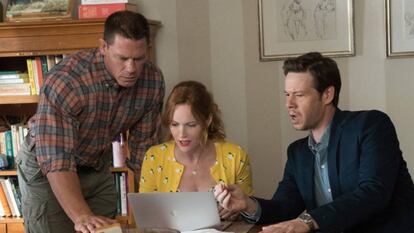 Desde la izquierda, John Cena, Leslie Mann y Ike Barinholtz, en la comedia.