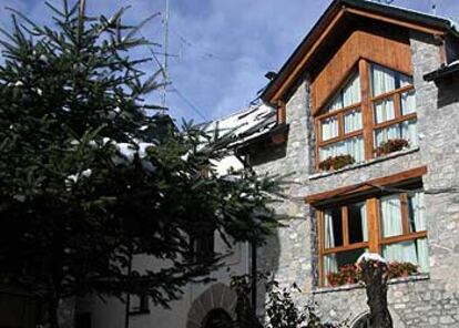 El Privilegio cuenta con cinco cuidadas habitaciones en su caserón de piedra en Tramacastilla de Tena (Huesca).